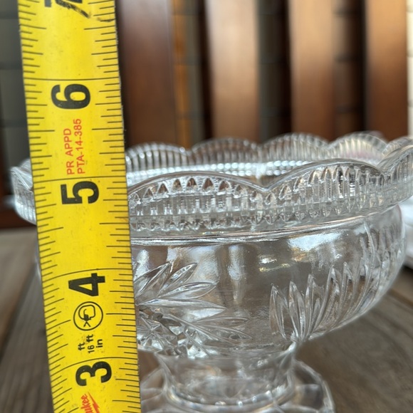 Vintage Lead Crystal Pedestal bowl with scalloped edges - Picture 5 of 5